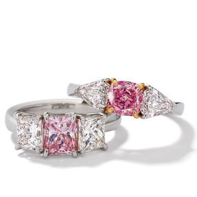 Bagues en platine serties de diamants blancs et de couleur naturelle Fancy Intense Pink. Disponibles en différentes tailles.